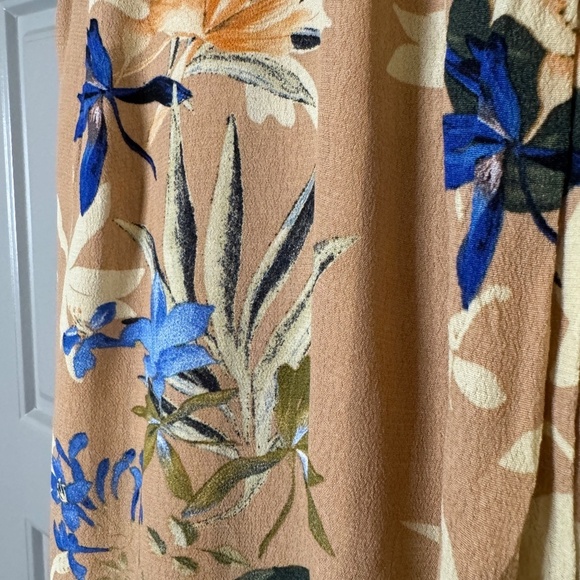 ASTR THE LABEL | Sleeveless floral midi wrap dress - Picture 6 of 10